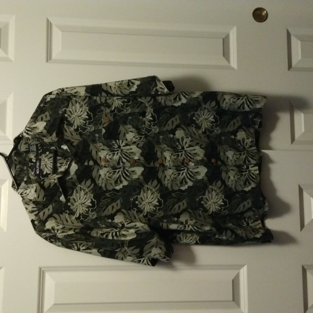 L Men's Hawaiian Style Shirt. 1 Pocket Front Button Black/White/Gray Leaf Design